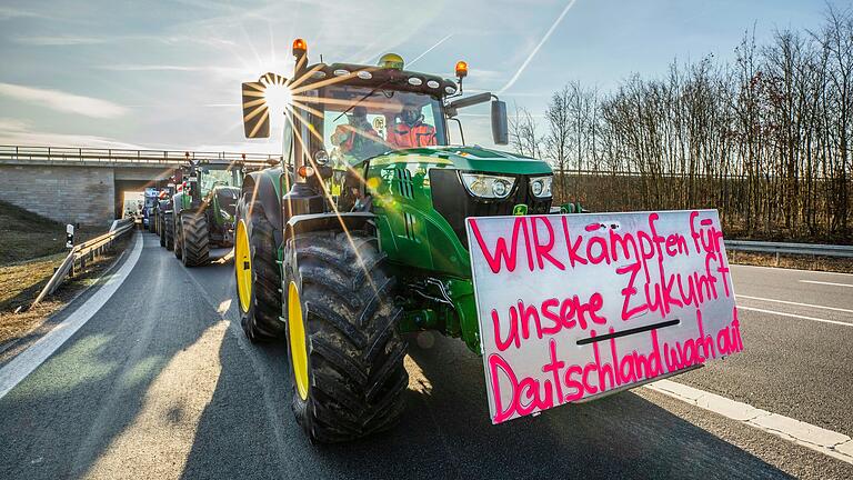 Bauernprotest an der Bundesstraße B19 mit Straßenblockade am Autobahnkreuz Würzburg/Estenfeld. Bauernprotest an der Bundesstraße B19 mit Straßenblockade am Autobahnkreuz Würzburg/Estenfeld.