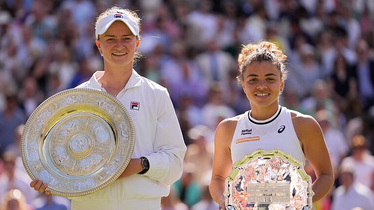 Wimbledon 2024 - Die Wimbledon-Finalistinnen posieren nach dem Endspiel für die Fotografen. Wimbledon 2024 - Die Wimbledon-Finalistinnen posieren nach dem Endspiel für die Fotografen.
