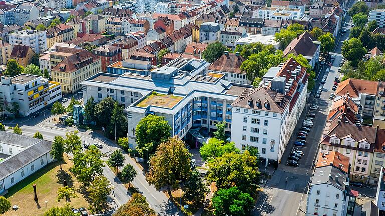 Eine Drohnenaufnahme des Gebäudes des Krankenhauses St. Josef in Schweinfurt. Links unten am Bildrand die Kunsthalle.