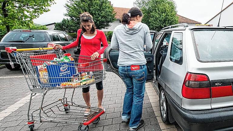 Pkw-Maut für ausländische Autofahrer       -  Zwei Frauen aus Tschechien beladen in Furth im Wald nahe der deutsch-tschechischen Grenze ihren Wagen nach dem Einkauf im Supermarkt. In den Grenzregionen geht die Befürchtung um, dass eine Maut dieses Geschäft verhageln könnte.