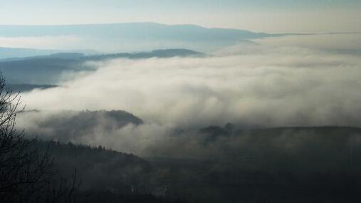 er steiger zabel nebel       -  Der Nebel über dem Steigerwald rund um den Zabelstein lichtet sich. Die Teilnehmer am 2. Runden Tisch sprachen sich für die Anerkennung des Steigerwaldes als Kulturerbe aus, ein Zwischenschritt wäre dabei ein Kultursiegel. Die Errichtung eines Nationalparks lehnen sie entschieden ab.