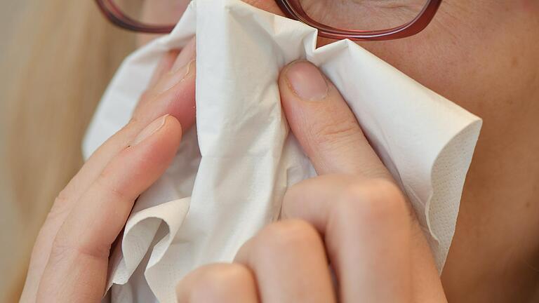 Ein Schnupfen (Symbolfoto) gilt als ein häufiges Symptom, wenn es um die Delta-Variante des Coronavirus geht. Am Mittwoch wurde nun der erste bestätigte Fall einer Infektion mit dieser Virusvariante im Landkreis Rhön-Grabfeld gemeldet. Ein Schnupfen (Symbolfoto) gilt als ein häufiges Symptom, wenn es um die Delta-Variante des Coronavirus geht. Am Mittwoch wurde nun der erste bestätigte Fall einer Infektion mit dieser Virusvariante im Landkreis Rhön-Grabfeld gemeldet. 