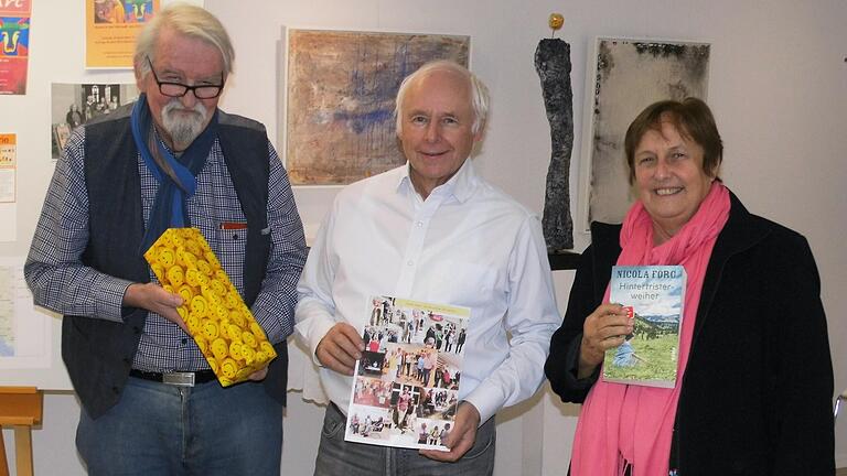 Anton Kestel (Mitte) übergibt das Amt des Sprechers von OxArt an Renate Lindner (rechts) und Klaus Anton Schäfer (links).