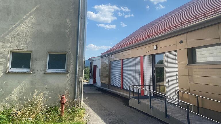 Ganz schön eng ist die Durchfahrt zwischen Rhönhalle und alter Schule. Noch, denn mit dem Abriss des ungenutzten Gebäudes soll mehr Raum gewonnen und Parkplätze geschaffen werden. Ganz schön eng ist die Durchfahrt zwischen Rhönhalle und alter Schule. Noch, denn mit dem Abriss des ungenutzten Gebäudes soll mehr Raum gewonnen und Parkplätze geschaffen werden.