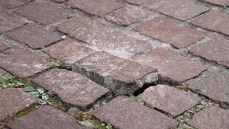 Von Mörtel keine Spur mehr: In der Langgasse in Karlstadt haben sich einige Steine aus dem Verbund gelöst und ragen teilweise zentimeterweit hervor. Von Mörtel keine Spur mehr: In der Langgasse in Karlstadt haben sich einige Steine aus dem Verbund gelöst und ragen teilweise zentimeterweit hervor.