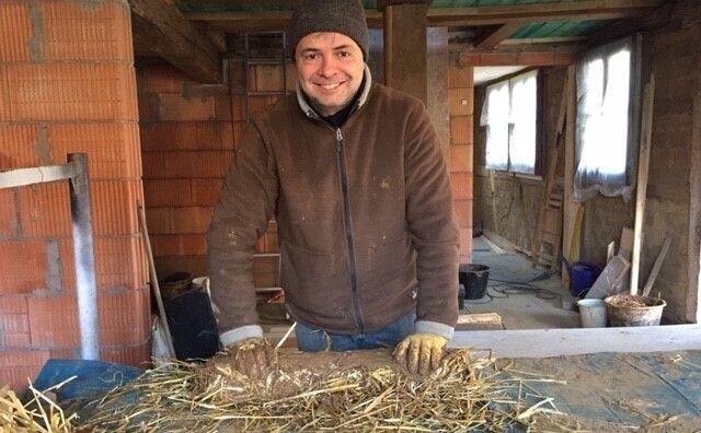 Wolfgang Riedmann bei der Herstellung von 'Lehmwickeln', mit denen die defekte Küchendecke ausgebessert wurde. Wolfgang Riedmann bei der Herstellung von 'Lehmwickeln', mit denen die defekte Küchendecke ausgebessert wurde.