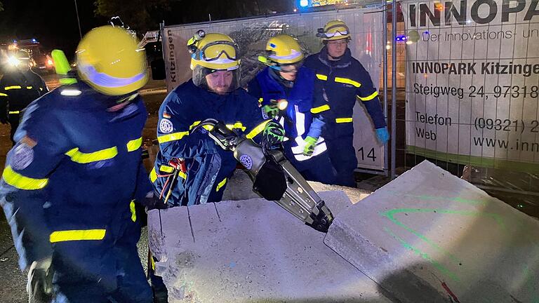 Komplizierte Bergung: Hier ist eine Übungspuppe unter tonnenschweren Betonplatten eingeklemmt. Die Hydraulik leistet hier wertvolle Dienste.