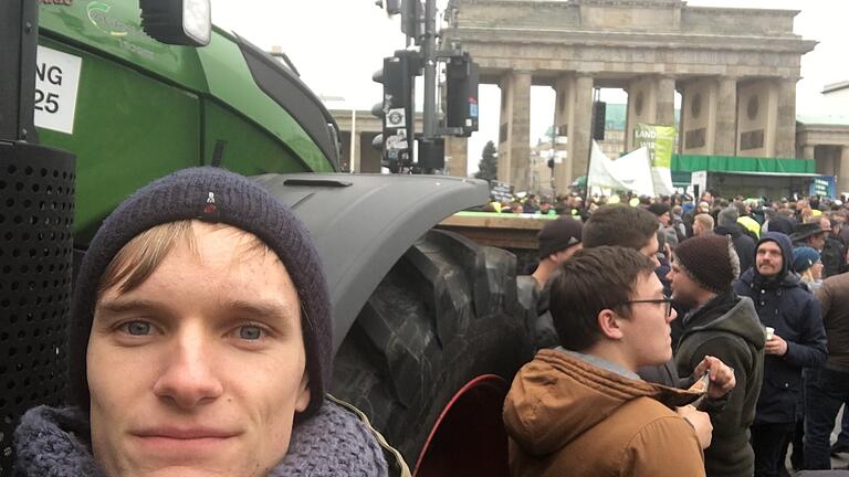 Main-Post-Reporter Jonas Keck vor dem Brandenburger Tor. Drei Tage lang begleitete er Landwirte aus Unterfranken auf ihrer Protestfahrt.