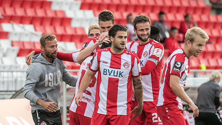 Die Würzburger Kickers gewinnen gegen den 1. FC Kaiserslautern beim Geisterspiel am Dienstag 16.06.20 in der Flyeralarm Arena in Würzburg mit 2:0.