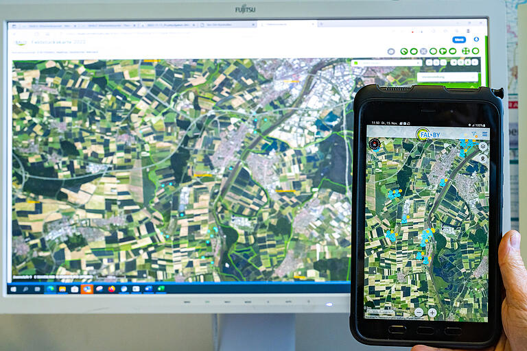 Karten der Vermessungsverwaltung nutzen die Prüfer, um die zu kontrollierenden Äcker aufzuspüren. Mit dem Tablet navigieren sie sich durch die Flur. Der Weg wird mit türkisfarbenen Punkten aufgezeigt. Karten der Vermessungsverwaltung nutzen die Prüfer, um die zu kontrollierenden Äcker aufzuspüren. Mit dem Tablet navigieren sie sich durch die Flur. Der Weg wird mit türkisfarbenen Punkten aufgezeigt. 