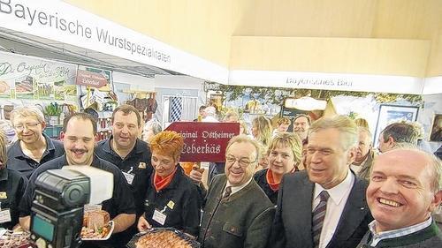Kulinarisches aus der Heimat: Glos im Januar 2008 auf der Grünen Woche in Berlin mit Rhöner Metzgern und Politikern. Kulinarisches aus der Heimat: Glos im Januar 2008 auf der Grünen Woche in Berlin mit Rhöner Metzgern und Politikern.