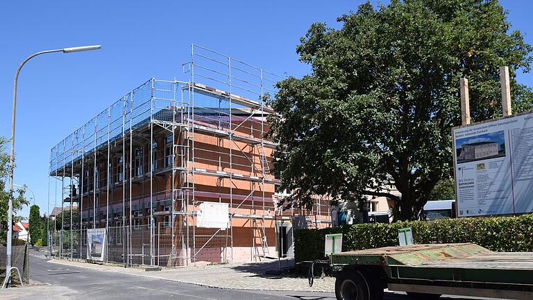 Der Bau der Offenen Ganztagsschule als Erweiterung an der Grundschule Euerbach ist mit 1,2 Millionen Euro im Gemeindehaushalt eingeplant. 300 000 davon sind bereits ausgegeben. Der Bau der Offenen Ganztagsschule als Erweiterung an der Grundschule Euerbach ist mit 1,2 Millionen Euro im Gemeindehaushalt eingeplant. 300 000 davon sind bereits ausgegeben.