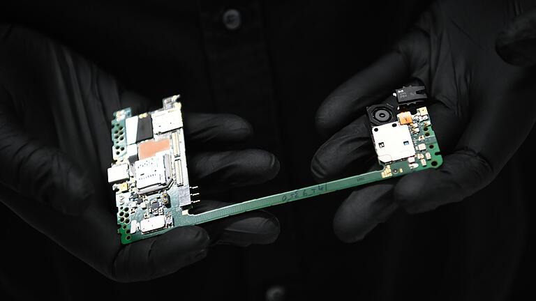 Ein IT-Forensiker in Bamberg zeigt die Hauptplatine eines Smartphones. Die Zentralstelle Cybercrime Bayern (ZCB) ermittelt seit über fünf Jahren bei besonders komplizierten Fällen im Internet. Ein IT-Forensiker in Bamberg zeigt die Hauptplatine eines Smartphones. Die Zentralstelle Cybercrime Bayern (ZCB) ermittelt seit über fünf Jahren bei besonders komplizierten Fällen im Internet. 