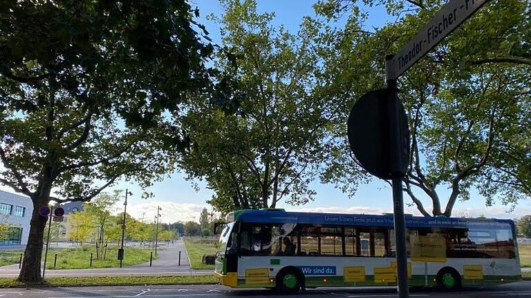 Die Querung der Franz-Schubert-Straße vom Theodor-Fischer-Platz kommend als Fahrradstraße zur Carus Allee wird eine der Herausforderungen des Radverkehrskonzepts. Die Querung der Franz-Schubert-Straße vom Theodor-Fischer-Platz kommend als Fahrradstraße zur Carus Allee wird eine der Herausforderungen des Radverkehrskonzepts.