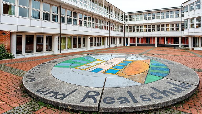 Der Innenhof von Walther-Rathenau-Gymnasium und Realschule in Schweinfurt. Ab September 2023 sollen dort Lehrerinnen und Lehrer verbeamtet werden.