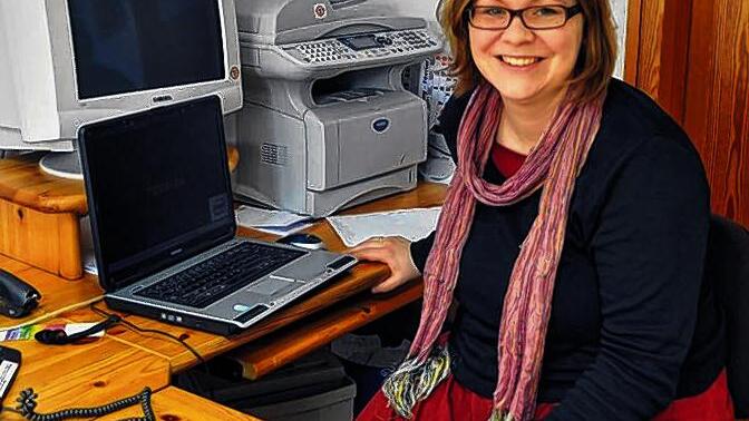 Am Schreibtisch:  Pfarrerin Kathrin Seeliger.