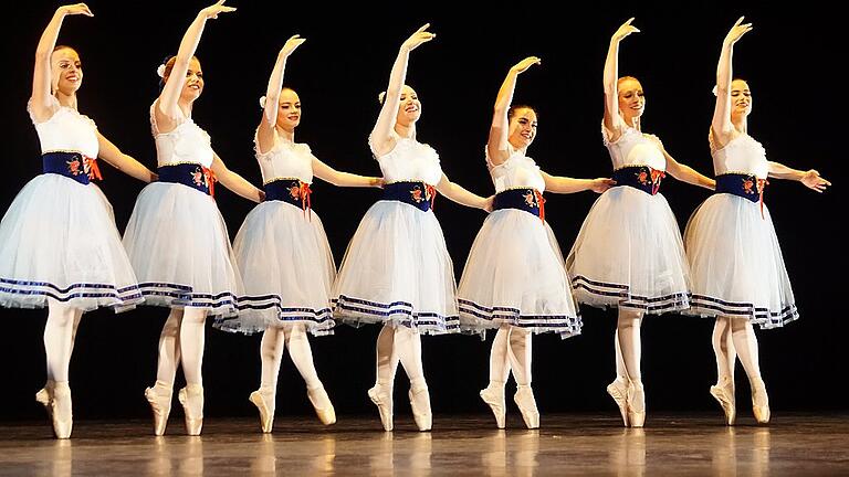 Auch das ist das Schweinfurter Tanzfestival: klassisches Ballett mit den jungen Damen der Ballettschule On Point in Haßfurt. Auch das ist das Schweinfurter Tanzfestival: klassisches Ballett mit den jungen Damen der Ballettschule On Point in Haßfurt.