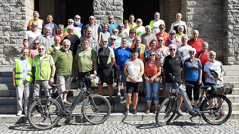 Auf dem Foto: Teilnehmerinnen und Teilnehmer der Radwallfahrt.