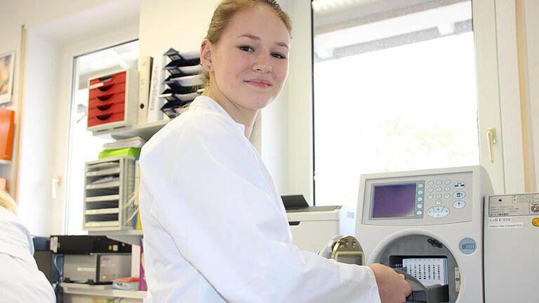 Die Laborauszubildende Nina Hähnlein bestimmt die Keimzahl bei einer Probe. Foto: Benedikt Borst - Die Laborauszubildende Nina Hähnlein bestimmt die Keimzahl bei einer Probe. Foto: Benedikt Borst Die Laborauszubildende Nina Hähnlein bestimmt die Keimzahl bei einer Probe. Foto: Benedikt Borst - Die Laborauszubildende Nina Hähnlein bestimmt die Keimzahl bei einer Probe. Foto: Benedikt Borst