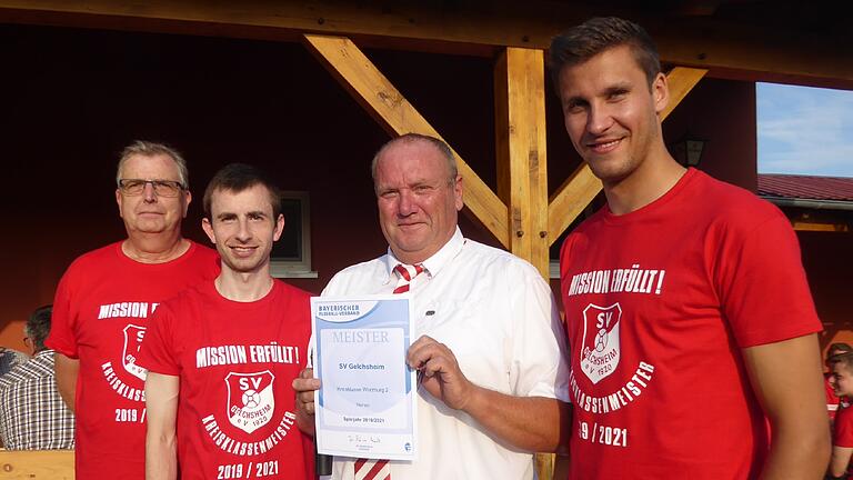 Mit der Urkunde des Bayerischen Fußballverbands haben (von links) Harald Pehlert, Joachim Barthel, Roland Schiffert und Jonas Neckermann den Erfolg des SV Gelchsheim jetzt schwarz auf weiß. Mit der Urkunde des Bayerischen Fußballverbands haben (von links) Harald Pehlert, Joachim Barthel, Roland Schiffert und Jonas Neckermann den Erfolg des SV Gelchsheim jetzt schwarz auf weiß.
