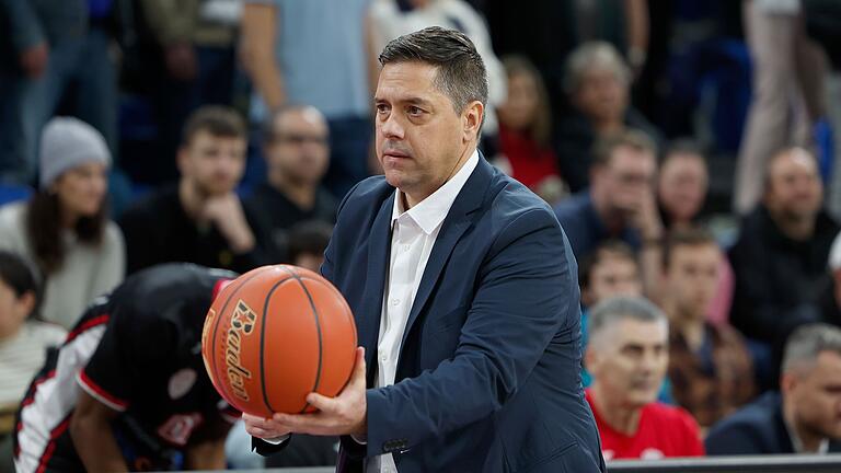 Head-Coach Sasa Filipovski (FIT/One Würzburg Baskets) hofft auf einen weiteren Champions-League-Sieg seiner Mannschaft gegen Nanterre 92. Head-Coach Sasa Filipovski (FIT/One Würzburg Baskets) hofft auf einen weiteren Champions-League-Sieg seiner Mannschaft gegen Nanterre 92.