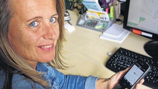 Per Smartphone-App: FBG-Geschäftsführerin Birgitt Ulrich zeigt, wie sie den Weg des Peilsenders verfolgen kann. Dasselbe ist auch per Computer möglich.