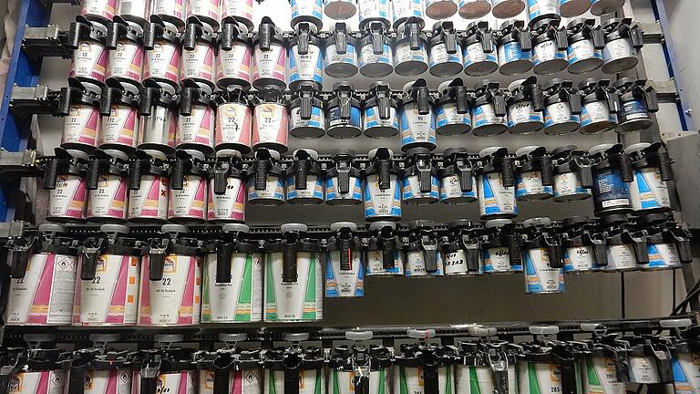 Die Mischbatterie. Besondere Farben sind besonders teuer und in kleinen Dosen, die pro Stück mehrere 100 Euro kosten. Die Mischbatterie. Besondere Farben sind besonders teuer und in kleinen Dosen, die pro Stück mehrere 100 Euro kosten.