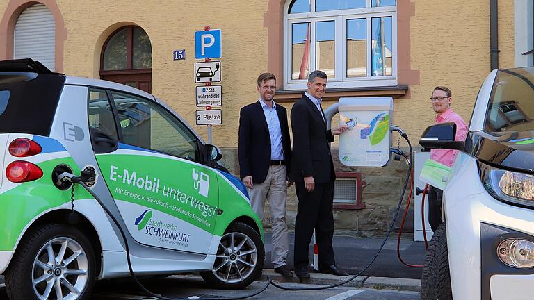 Übergabe der Ladestation in der Ludwigstraße. Im Bild von links: Umweltreferent Jan von Lackum, Thomas Kästner und Projektmanager Maximilian Frauenhofer. Übergabe der Ladestation in der Ludwigstraße. Im Bild von links: Umweltreferent Jan von Lackum, Thomas Kästner und Projektmanager Maximilian Frauenhofer.