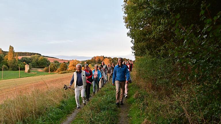 Rund um das Kloster Bronnbach führte die Wanderung mit Musik.