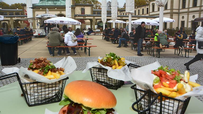 Streetfood aus aller Welt war im Innenhof des Luitpoldbades erhältlich. Foto: Peter Rauch - Streetfood aus aller Welt war im Innenhof des Luitpoldbades erhältlich. Foto: Peter Rauch Streetfood aus aller Welt war im Innenhof des Luitpoldbades erhältlich. Foto: Peter Rauch - Streetfood aus aller Welt war im Innenhof des Luitpoldbades erhältlich. Foto: Peter Rauch