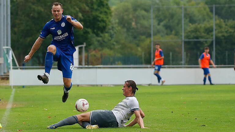 Marc Hänschke (links) vom FV 04 Würzburg springt über Felix Behnke von der SpVgg SV Weiden. In einer kampfbetonten Begegnung setzten sich die Würzburger durch.