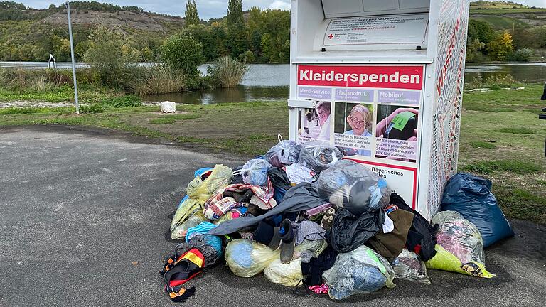 Einer der überfüllten BRK-Altkleidercontainer in Karlburg. Einer der überfüllten BRK-Altkleidercontainer in Karlburg.