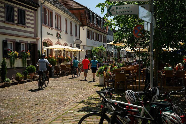 Die Mainpromenade in Marktheidenfeld ist ein guter Ort, um die Tour bei einem Schoppen oder einer Halben ausklingen zu lassen. Die Mainpromenade in Marktheidenfeld ist ein guter Ort, um die Tour bei einem Schoppen oder einer Halben ausklingen zu lassen.