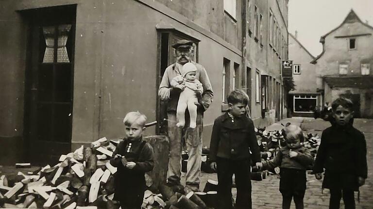 Norbert Schwind (links) als Dreikäsehoch Anfang der 1950er-Jahre vor dem Laden seines Großvaters Josef Schwind (hinten) in der Unteren Schlachthausgasse/ Ecke Färbergasse. Das Haus rechts im Hintergrund am Ende der Färbergasse wurde später abgerissen. Norbert Schwind (links) als Dreikäsehoch Anfang der 1950er-Jahre vor dem Laden seines Großvaters Josef Schwind (hinten) in der Unteren Schlachthausgasse/ Ecke Färbergasse. Das Haus rechts im Hintergrund am Ende der Färbergasse wurde später abgerissen.
