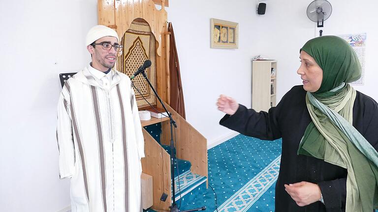 Auf Wunsch der muslimischen Gemeinde begleitet Imam Abdullah Aghoulad, der sonst in Spanien lebt, die Gläubigen im Ramadan. Hajat Caidou unterstützt ihn. Auf Wunsch der muslimischen Gemeinde begleitet Imam Abdullah Aghoulad, der sonst in Spanien lebt, die Gläubigen im Ramadan. Hajat Caidou unterstützt ihn.