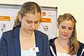 So geht's.: Zwei der jungen Forscherinnen zeigen, wie man eine Maschine zusammenbaut.