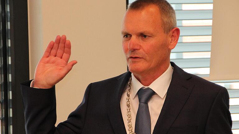 Offizieller Antritt: Bürgermeister Thomas Stamm legt im Mai 2020 den Diensteid im Stadtrat ab. Offizieller Antritt: Bürgermeister Thomas Stamm legt im Mai 2020 den Diensteid im Stadtrat ab.