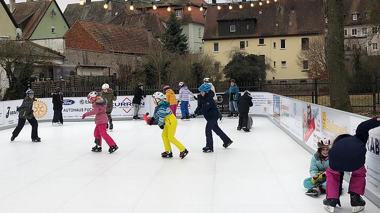 Das Schlittern auf der Eisbahn macht Spaß. Das Schlittern auf der Eisbahn macht Spaß.