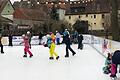 Das Schlittern auf der Eisbahn macht Spaß.