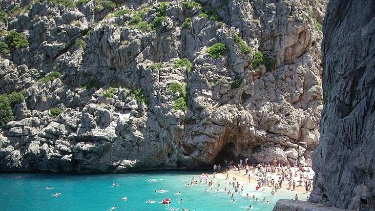 Wer den Canyon Torrent de Pareis auf Mallorca durchwandert, landet an dem wunderschönen Strand Cala de sa Calobra. Foto: Fomento Del Turismo De Mallorca/Toni Gomez       -  Eine deutsche Urlauberin kam am Strand von Sa Calobra auf Mallorca ums Leben.