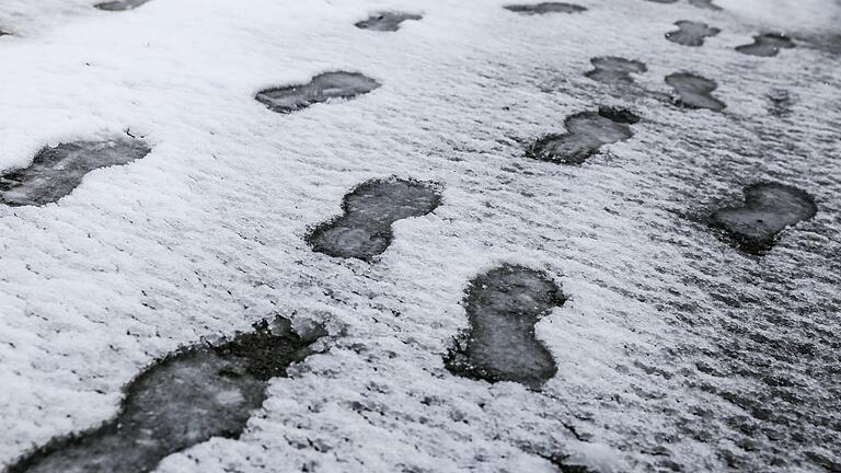 Der Schnee (Archivbild) hinterlässt erste Spuren im Landkreis Kitzingen. Die Straßenglätte hatte erste Unfälle zur Folge.