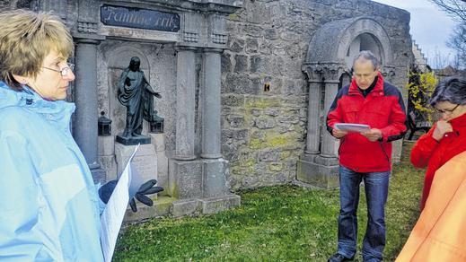 Endstation: Vor der Statue des Auferstandenen auf dem alten Friedhof endete der Emmausgang. Endstation: Vor der Statue des Auferstandenen auf dem alten Friedhof endete der Emmausgang.
