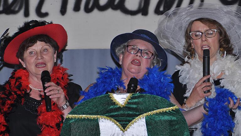 Die 'Drei ehewilligen Jungfrauen' (von links) Uschi Spang, Doris Berberich und Regina Markert klagten über die Schwierigkeiten, einen geeigneten Mann zu finden. Die 'Drei ehewilligen Jungfrauen' (von links) Uschi Spang, Doris Berberich und Regina Markert klagten über die Schwierigkeiten, einen geeigneten Mann zu finden.