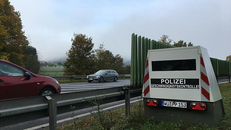 Der neue teilstationäre Blitzer des Polizeipräsidiums Unterfranken steht aktuell zum ersten Mal im Landkreis. Foto: Ralf Ruppert       -  Der neue teilstationäre Blitzer des Polizeipräsidiums Unterfranken steht aktuell zum ersten Mal im Landkreis. Foto: Ralf Ruppert