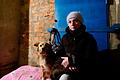 Yuliia mit ihrem Hund Santa im Luftschutzkeller in Schytomyr westlich von Kiew. Der kluge Hund gibt allen im 'Bunker' Mut.
