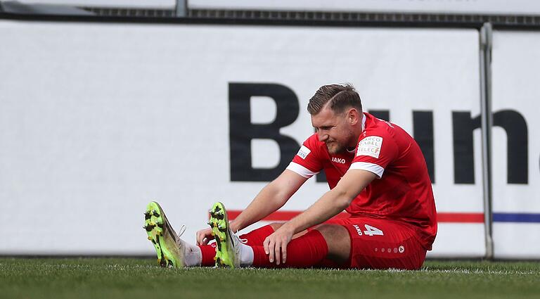 Der nächste Ausfall? Abwehrspieler Yannick Scholz musste in Stuttgart mit Muskelbeschwerden ausgewechselt werden. Der nächste Ausfall? Abwehrspieler Yannick Scholz musste in Stuttgart mit Muskelbeschwerden ausgewechselt werden.