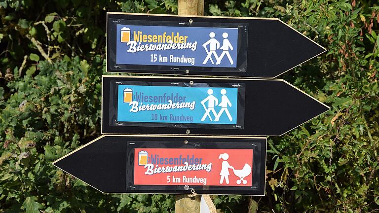 Schilder zeichneten die drei Wanderrouten der zweiten Wiesenfelder Bierwanderung aus.