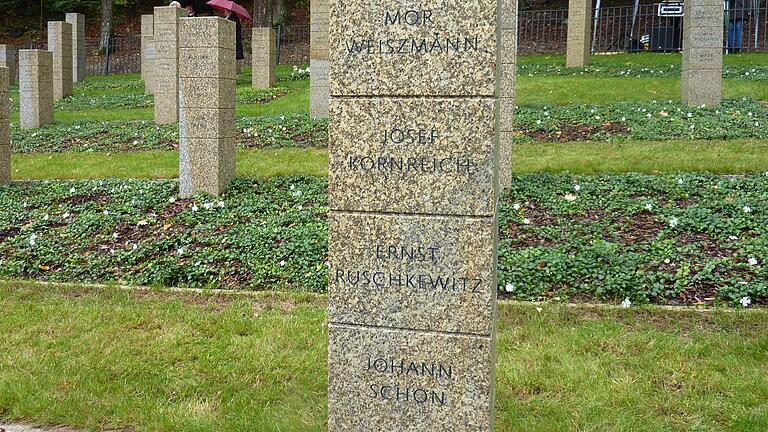 Die Stele für Ernst Ruschkewitz und drei Mithäftlingen. Die Stele für Ernst Ruschkewitz und drei Mithäftlingen.