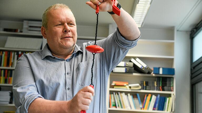 Sportwissenschaftler Harald Lange – hier beim Test von sogenannten Aktivspielen. Sportwissenschaftler Harald Lange – hier beim Test von sogenannten Aktivspielen.