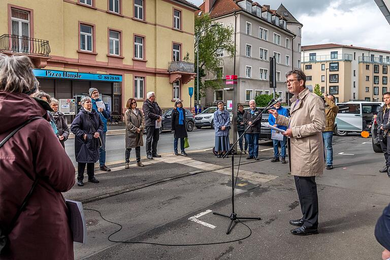 Oberbürgermeister Christian Schuchardt sprach während der Stolperstein-Verlegung in der Rottendorfer Straße. Oberbürgermeister Christian Schuchardt sprach während der Stolperstein-Verlegung in der Rottendorfer Straße.